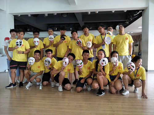 华侨青年合影。校方提供