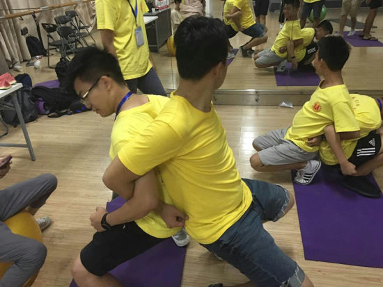 华侨青年参与活动现场。校方提供