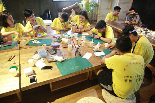 华侨青年参与活动现场。校方提供