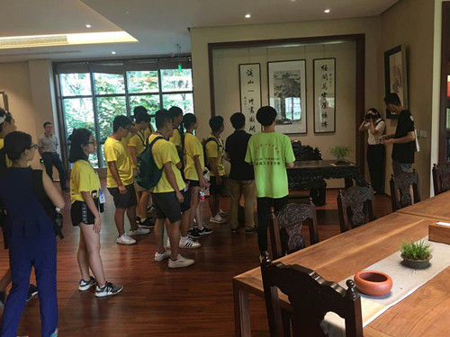 华侨青年参与活动现场。校方提供