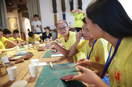 华侨青年参与活动现场。校方提供