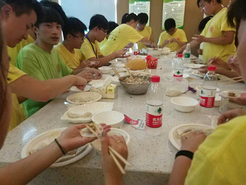 华侨青年参与活动现场。校方提供