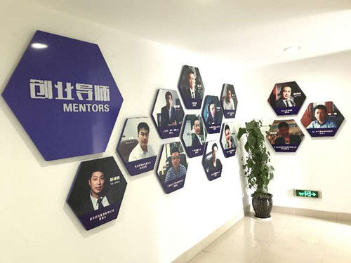 该校创业导师展示区。校方提供