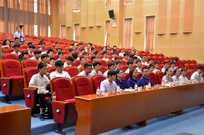 学生及家长.JPG 学生及家长.JPG