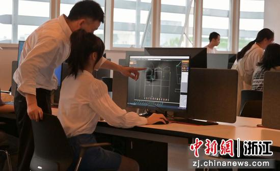 温职院服装与服饰设计专业的学生在教师指导下设计衬衫样式 温职院 供图