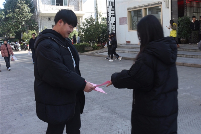 发放诚信考试倡议书.JPG