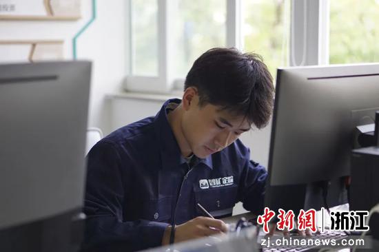 工作中的余柯剑。温职院 供图