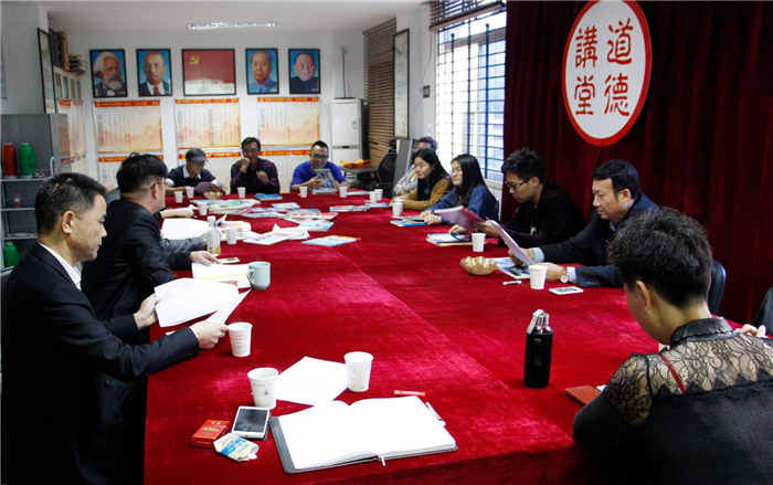 在青园社区会议室交流.JPG