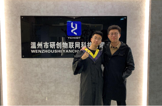 毕业之际钱煊博与他的恩师林凌鹏老师合影留念